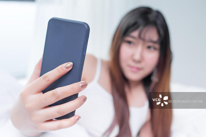 亚洲女性在床上自拍图片素材