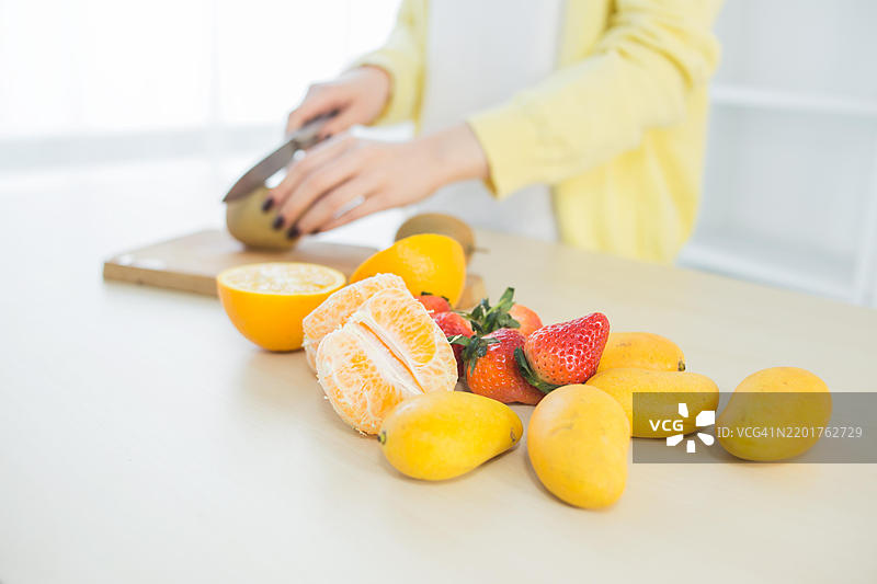 女人在厨房切奇异果图片素材