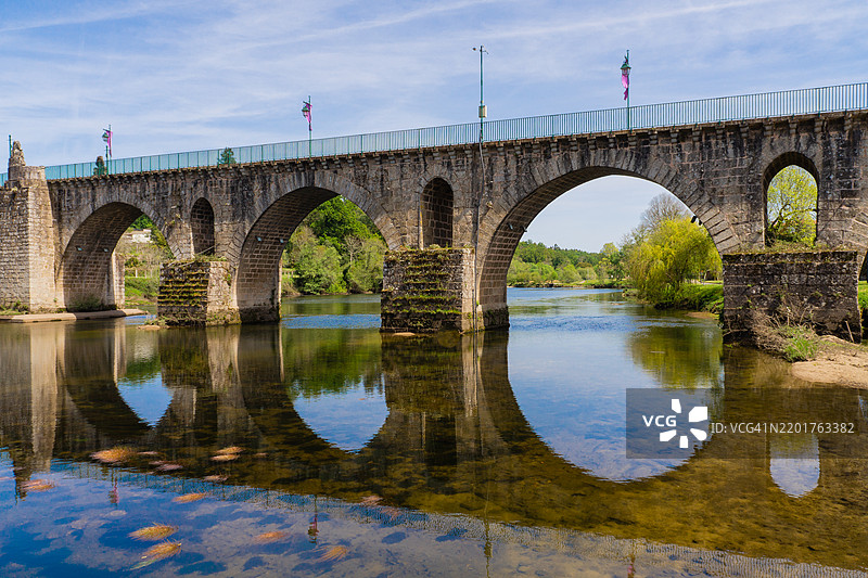 河上桥梁与天空的景观图片素材