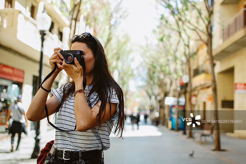 巴塞罗那的女性街头摄影师图片素材