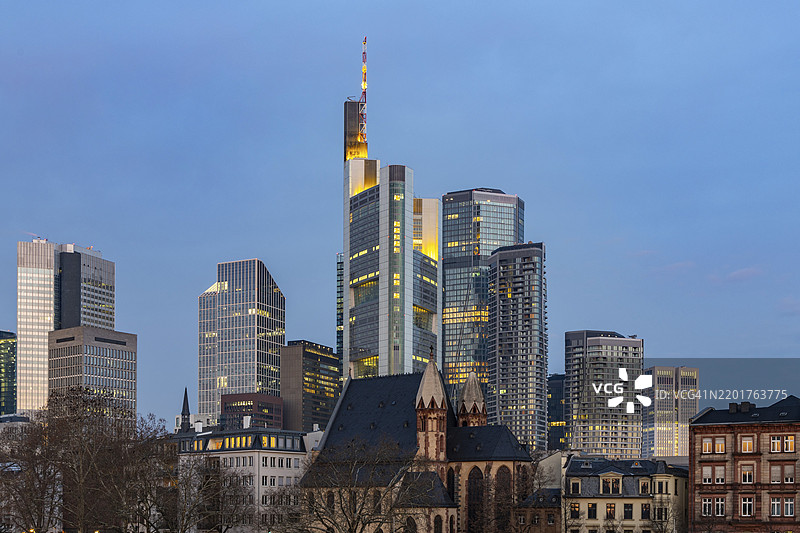 金融区街道间的天际线景观。清晨日出时分，摩天大楼之间的壮观视野。德国法兰克福的绝佳城市照片。图片素材