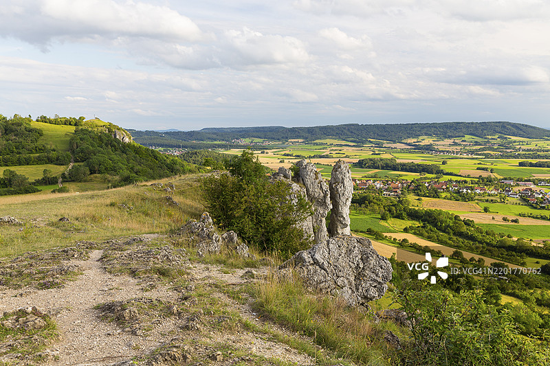 瓦尔贝拉的维森陶尔针岩，俯瞰施莱夫豪森、埃伦比尔格，巴伐利亚，德国，欧洲图片素材
