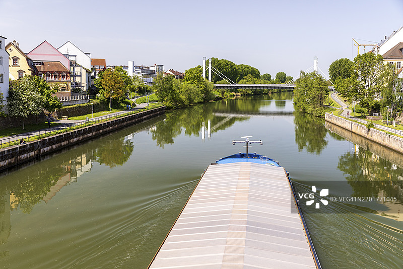 在美因-多瑙运河上的驳船，背景是巴姆贝格的狮子桥，巴伐利亚，德国，欧洲图片素材