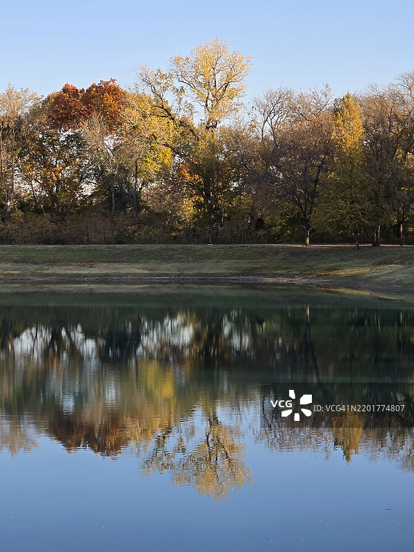 秋季时节，德克萨斯州麦金尼的湖泊与晴朗天空的美丽景色图片素材