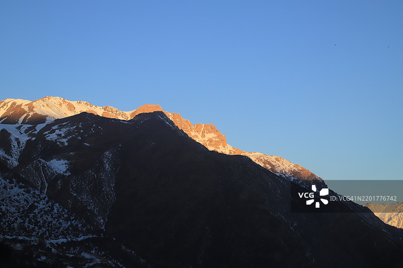 雪山与晴朗蓝天的美丽景色，查鲁斯，马赞达兰省，伊朗图片素材