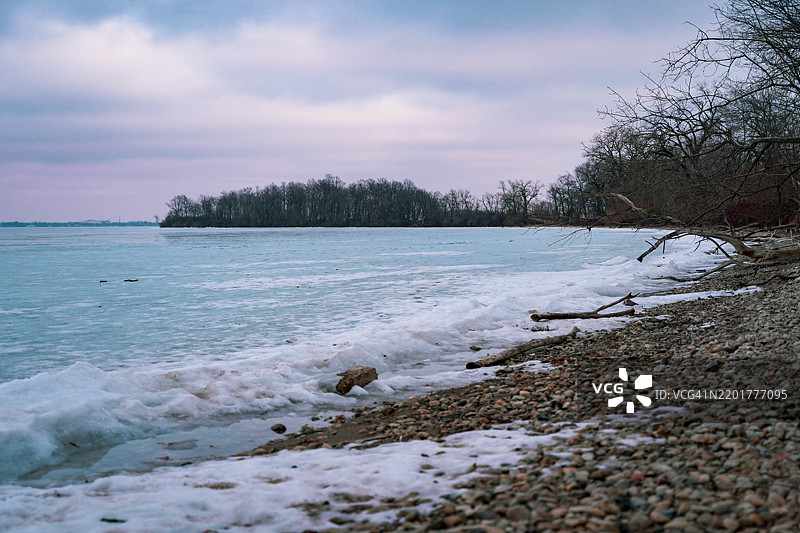 冬季天空下的野餐点风景，威斯康星州麦迪逊，美国图片素材