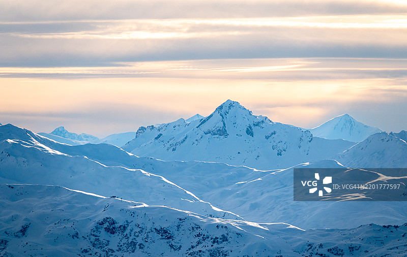 法国阿尔卑斯山的帕拉迪斯基滑雪区鸟瞰图，拉普兰图片素材