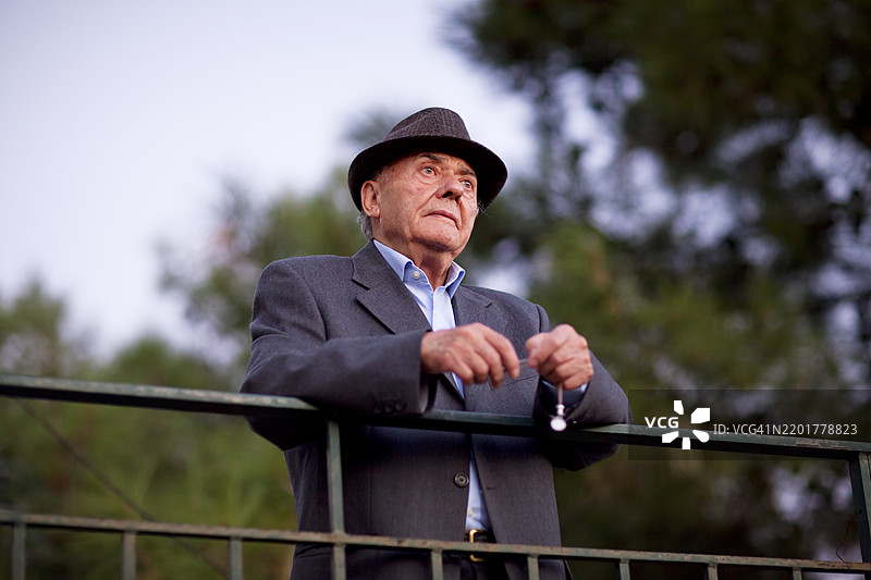 老年人在日落时分享受户外宁静时光图片素材