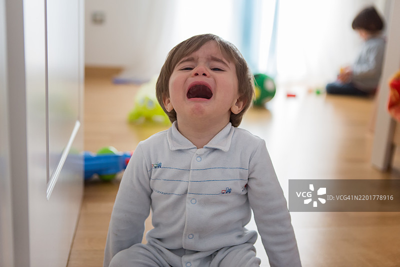 孩子在宽敞的室内区域玩耍时表达情感图片素材