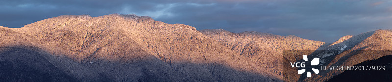 雪山与天空的全景视图图片素材