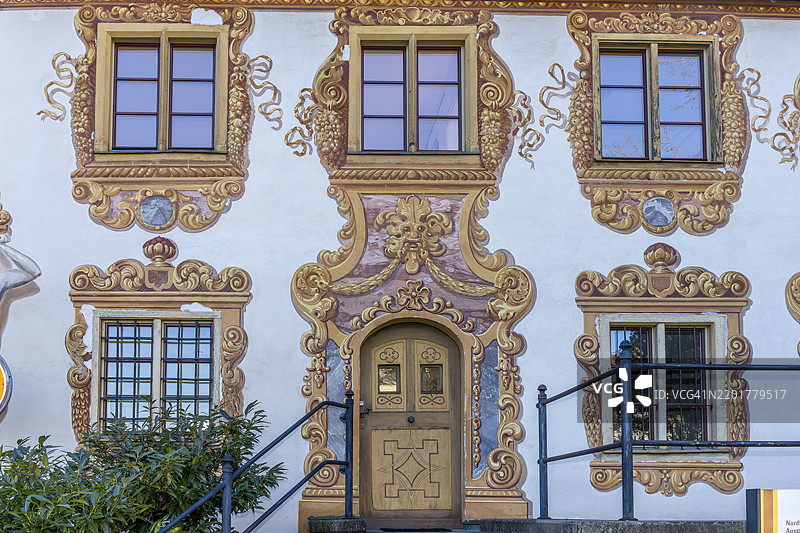 德国巴登-符腾堡州罗特安德罗特的克洛斯特霍夫街镇墙上的彩绘建筑图片素材