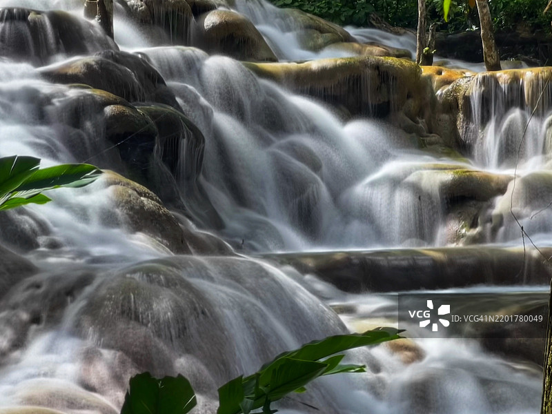 牙买加米德尔塞克斯县圣安娜的森林瀑布美景图片素材