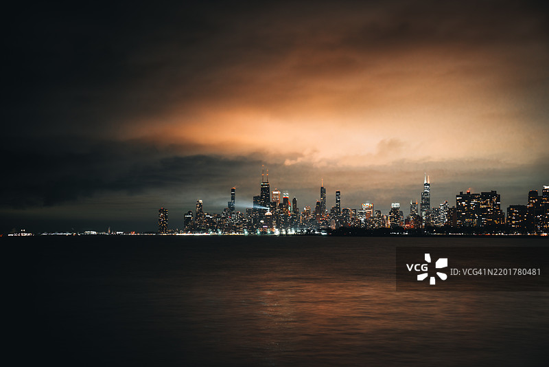 美国伊利诺伊州芝加哥滨水区的灯光璀璨城市景观图片素材