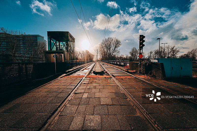 空荡荡的火车站月台与天空相映图片素材