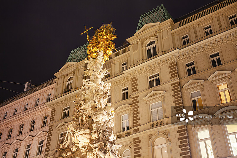 维也纳格拉本的瘟疫柱，夜景拍摄，奥地利，欧洲图片素材