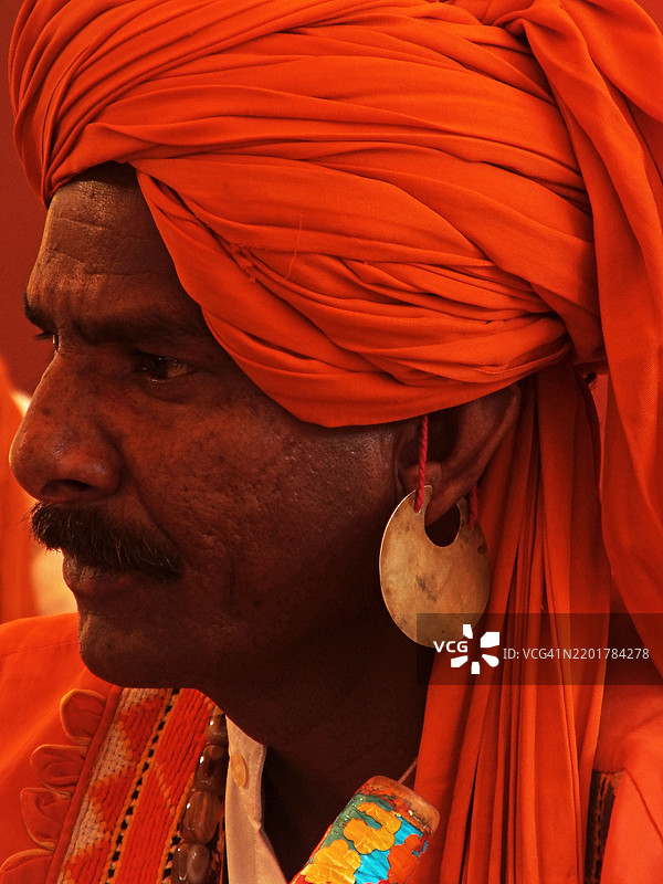 表演者在乐器上演奏信德民歌的节奏图片素材