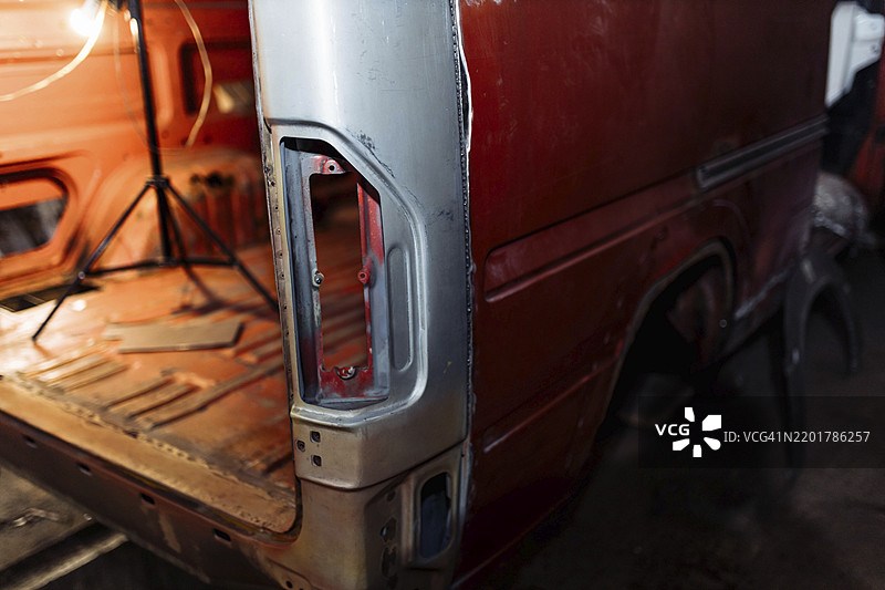 面包车后面板正在进行金属修复和修理图片素材