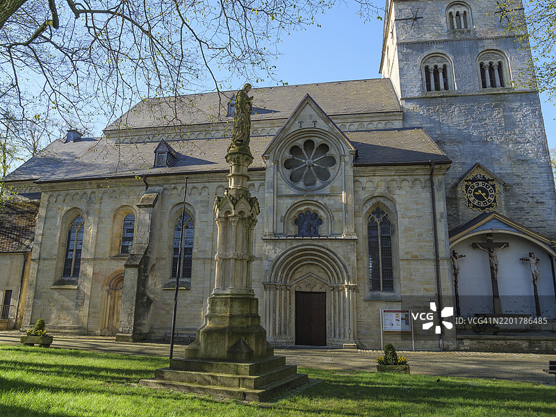 大型哥特式教堂，宏伟的立面和雕像位于绿地上，比勒费尔德，北莱茵-威斯特法伦，德国，欧洲图片素材
