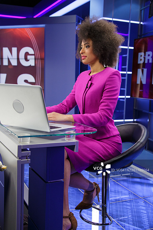 女性新闻主播图片素材