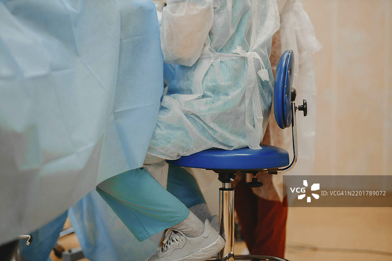 身穿蓝色制服的医疗专业人员在医院环境中照顾患者图片素材