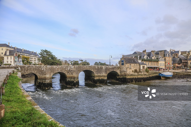 古老的圣古斯坦桥和同名港口，古老的房屋，奥雷，莫尔比昂省，布列塔尼地区，法国，欧洲图片素材