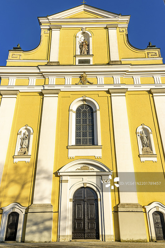 德国巴登-符腾堡州罗特安德罗特的圣维雷娜天主教堂黄色建筑的正面图片素材