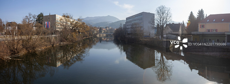 新市政厅在穆尔河畔的景观,位于瓦森桥和穆格尔山后方,全景,莱奥本,施蒂利亚,奥地利,欧洲图片素材