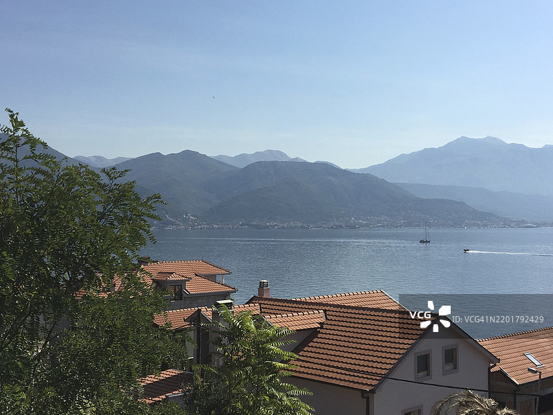 海岸风光，前景是红色屋顶，背景是山脉，宁静的海洋，马里恩塔尔，德国下莱茵。图片素材