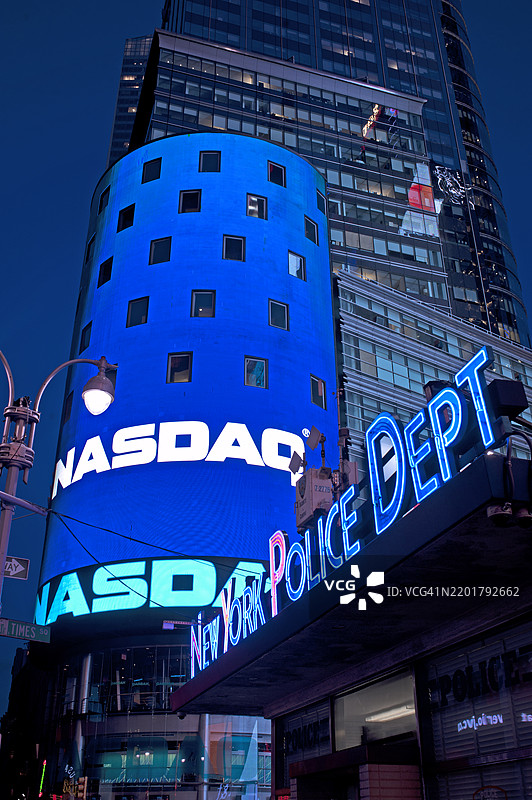 纽约时代广场的纳斯达克大楼和纽约警察局。图片素材