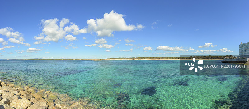 马洛卡，巴利阿里群岛的全景，展现了清澈的碧蓝海水、岩石海岸线和点缀着白云的蓝天。图片素材