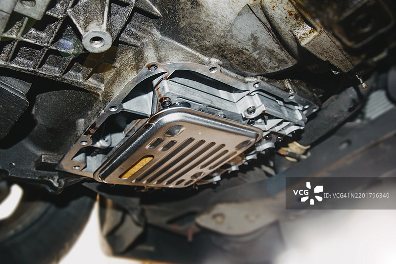 机械师视角下的汽车底盘，展示金属部件图片素材