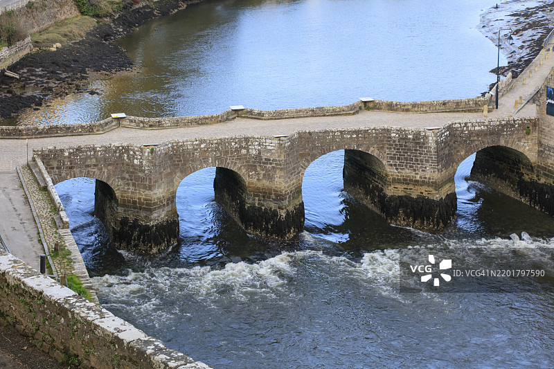 从防御工事俯瞰奥雷河，老桥圣古斯坦桥，奥雷，莫尔比昂省，布列塔尼地区，法国，欧洲图片素材