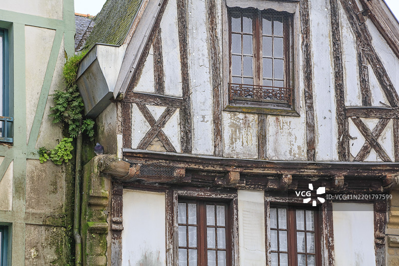 法国布列塔尼地区莫尔比昂省奥雷的共和国广场上的半木结构房屋图片素材