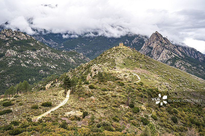 通往位于科西嘉地区自然公园(PNR Corse)内的维瓦里奥(Vivario)旧谷(Vecchio Valley)上方的前堡垒帕斯乔拉堡(Fortin di Pasciola)遗址的山间徒步小径。科西嘉,法国,欧洲图片素材