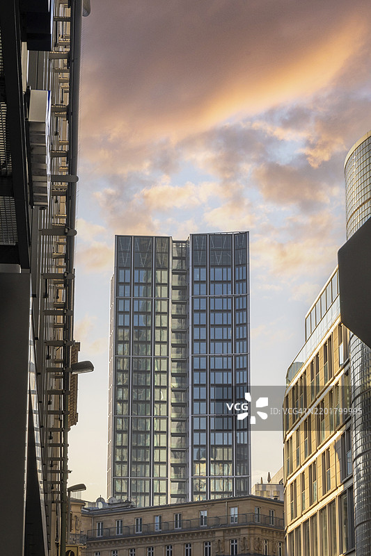 金融区街道间的天际线景观。清晨日出时分，摩天大楼之间的壮观景色。法兰克福市的绝佳城市照片，位于德国。图片素材