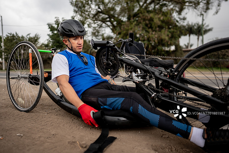 残疾运动员在户外准备手动自行车图片素材