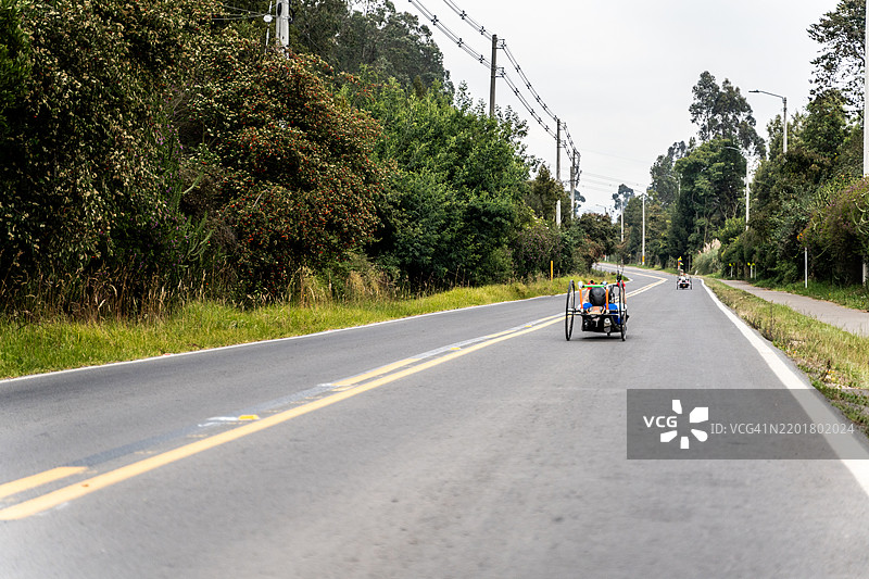 残疾运动员在城市街道上骑行手动自行车图片素材