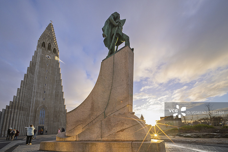 莱夫·埃里克森与金色天空下的哈尔格林姆斯教堂图片素材