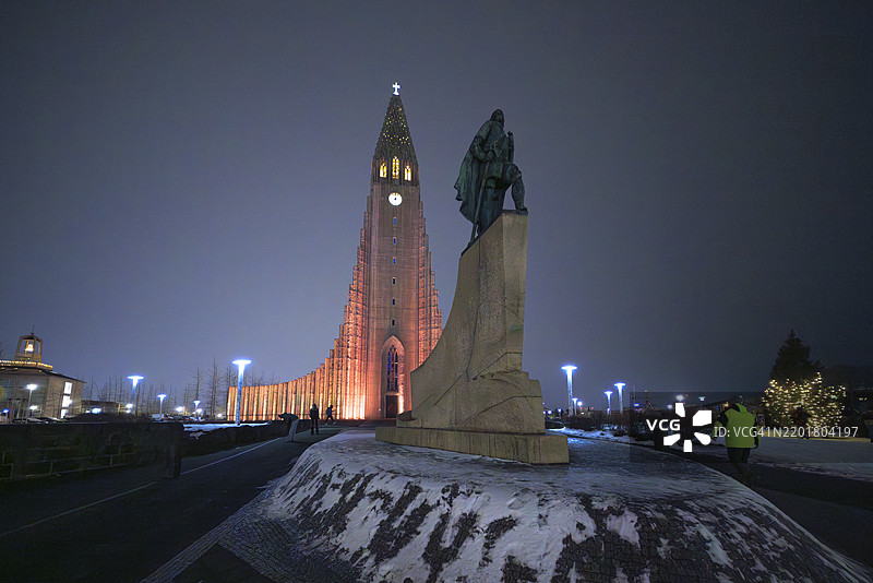 莱夫·埃里克森站在红光照耀的教堂前图片素材