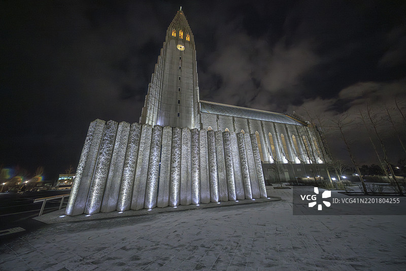 冬夜中哈尔格林姆斯教堂的白色光辉图片素材