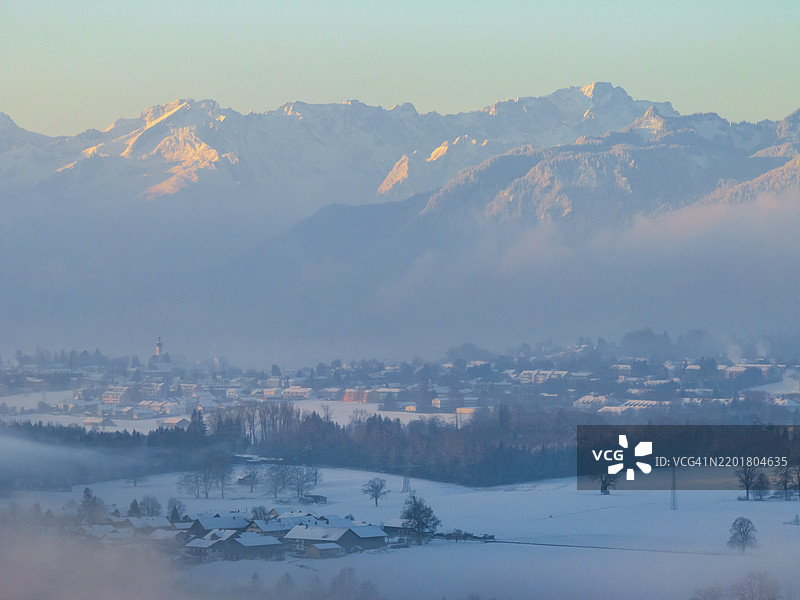 晨光,冬季,雪,雾,湖泊,山脉风景,阳光,鸟瞰图,穆尔瑙,楚格峰背后,阿尔卑斯皮策,阿尔卑斯山脚,巴伐利亚,德国,欧洲图片素材