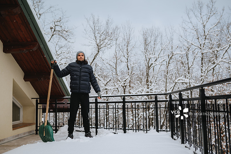 拿着雪铲的男人图片素材