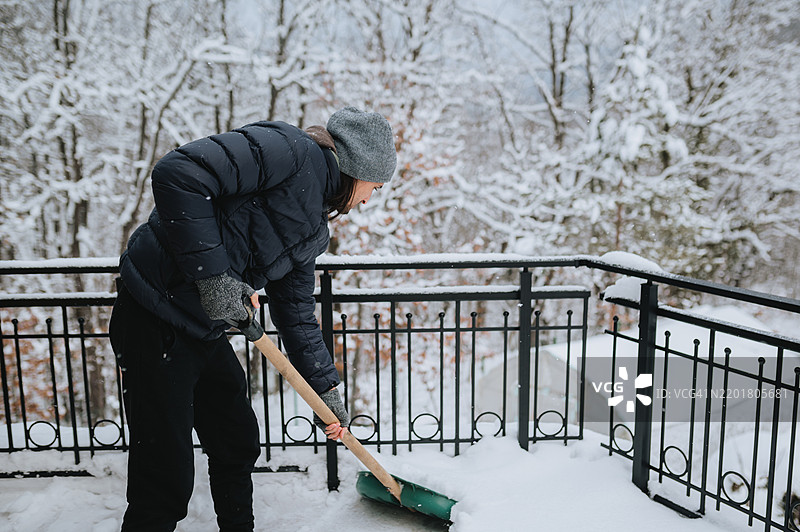 手持雪铲的男人图片素材