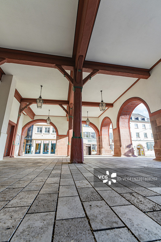 德国，欧洲，博布林根区，韦尔德施塔特的历史拱廊，石柱和庭院内的灯光图片素材