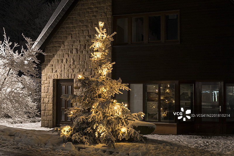 雪中的灯光圣诞树，夜景，德国萨克森州阿尔滕贝格的奥伯贝伦堡，欧洲图片素材