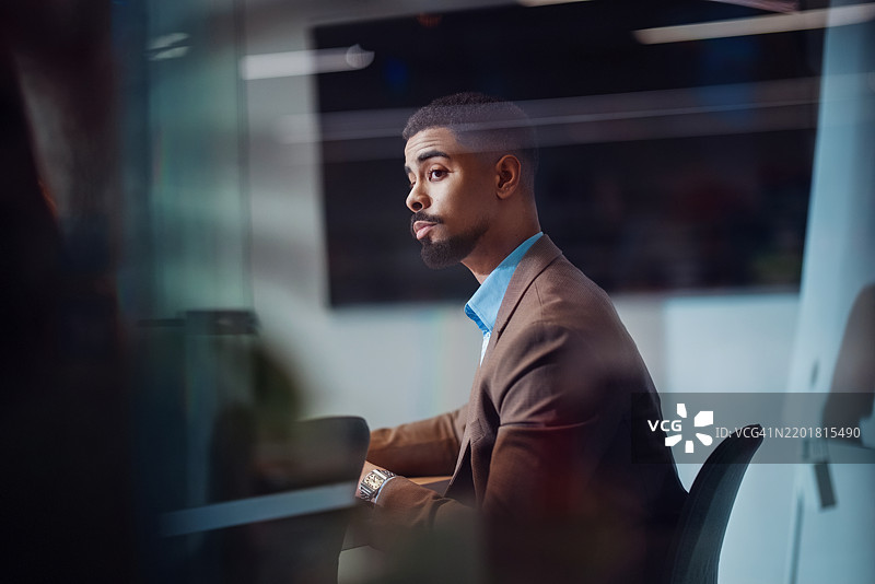 专注表情的专业商务人士在现代办公室环境中工作图片素材