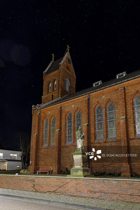 夜间的岛屿教堂与马丁·路德纪念碑，诺德奈岛，德国下萨克森，欧洲图片素材