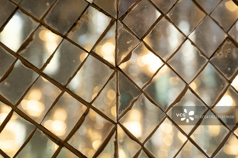 一个有窗户的房间的倒影图片素材