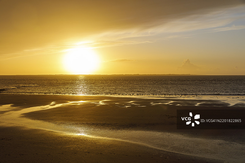 德国下萨克森州诺德奈岛西海滩的壮丽日落图片素材