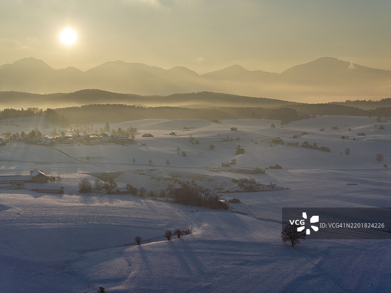 晨光，日出，冬季，雪，山地风景，鸟瞰图，逆光，靠近Riegsee，位于Benediktenwand后面，阿尔卑斯山脚，巴伐利亚，德国，欧洲图片素材